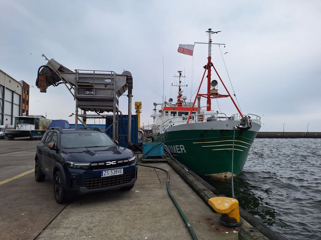 Dacia Bigster 2025 — crew transfer vehicle at seaport
